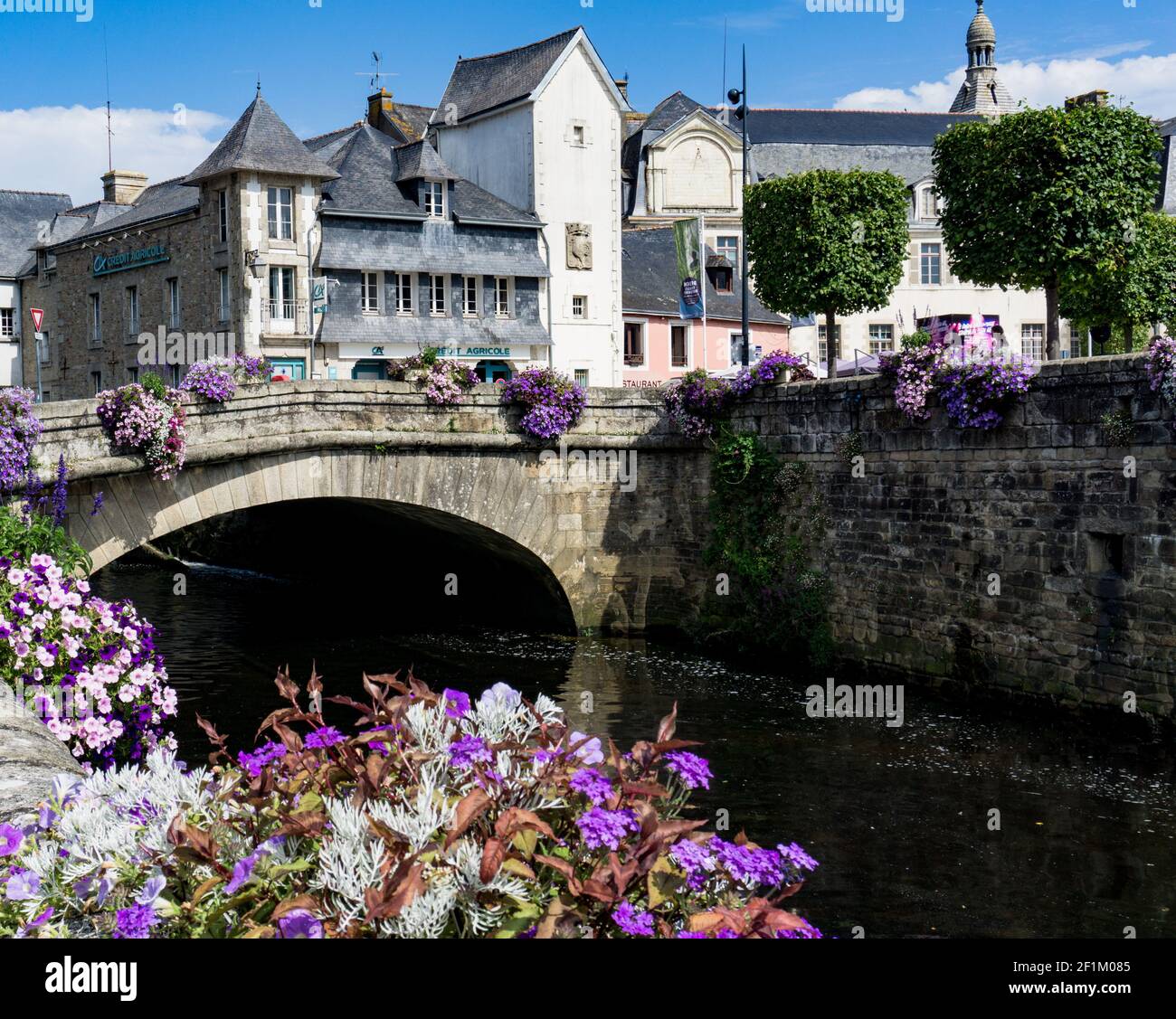 Petite ville pittoresque et idyllique de Quimperle, en Bretagne, au nord-ouest France avec la rivière Laita Banque D'Images