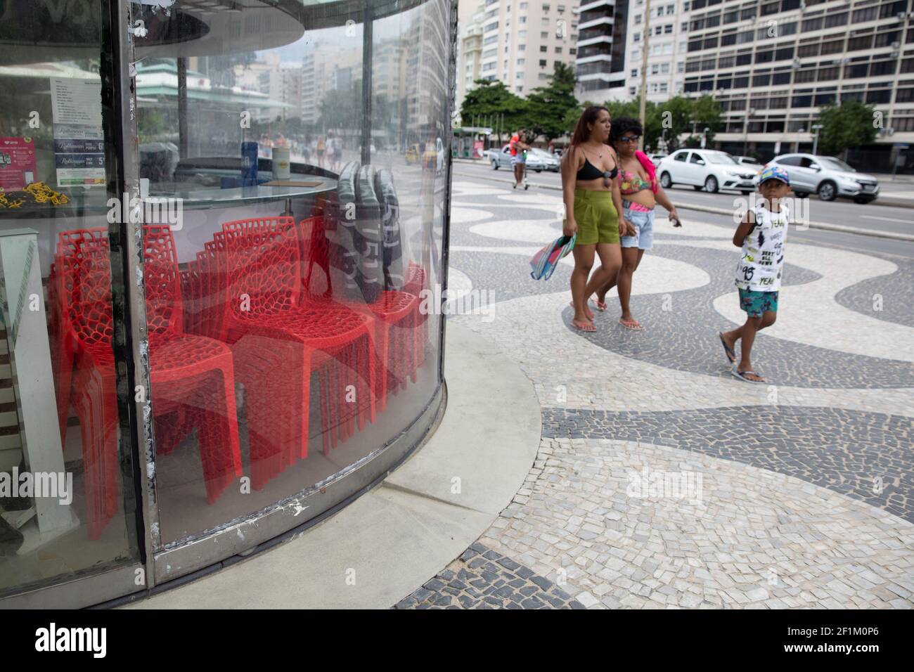 06 mars 2021, Brésil, Rio de Janeiro : les gens marchent devant un établissement fermé sur la plage de Copacabana, habituellement très fréquentée. Le maire de Rio de Janeiro, Paes, avait décrété que les bars et les restaurants devaient fermer à 17:00. Il est également interdit de rester dans les rues et places publiques après 11 heures. (À dpa 'graves sans nom - le Brésil au plus fort de la pandémie' à partir de 09.03.2021) photo: Fernando Souza/dpa Banque D'Images