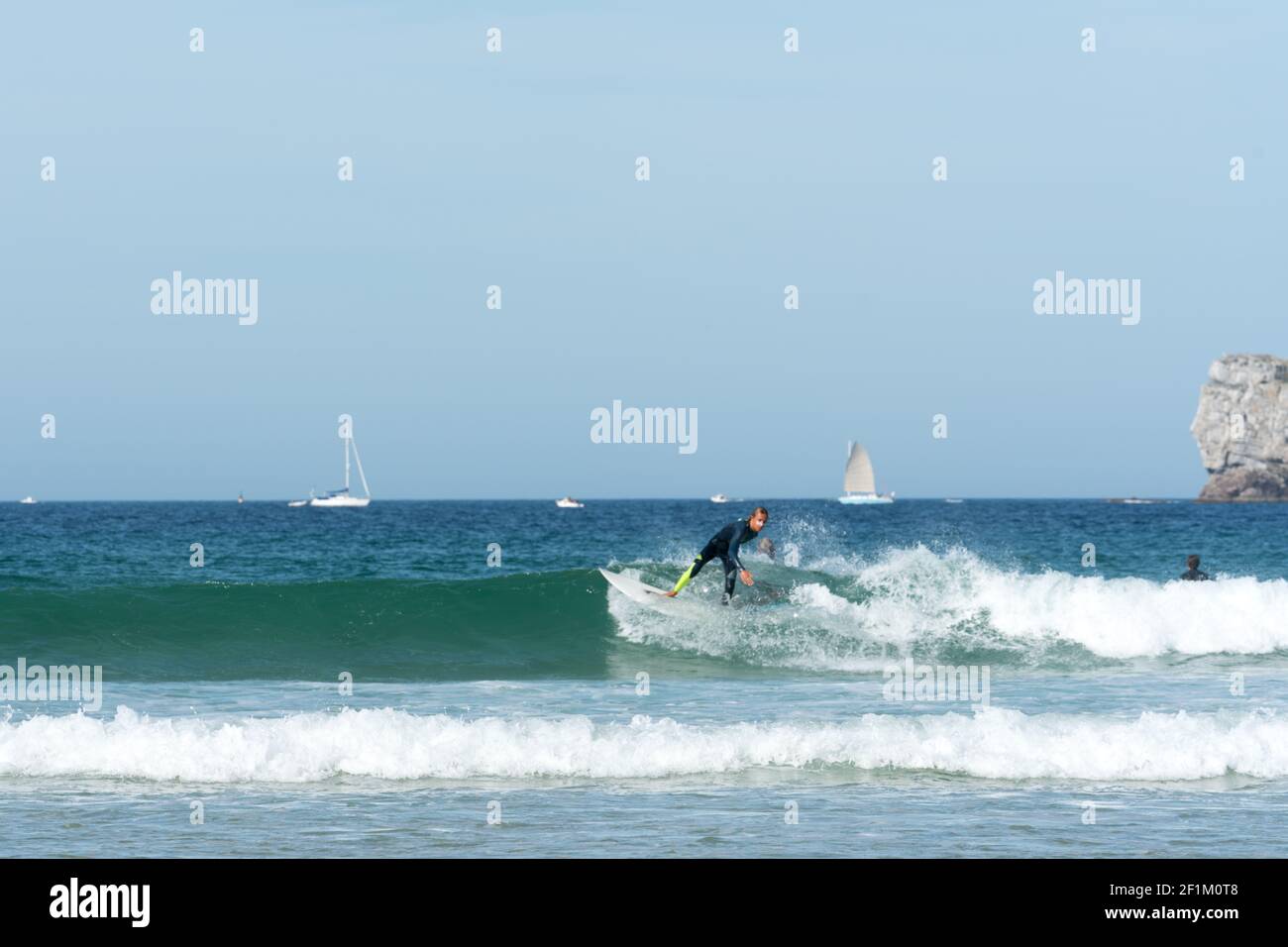 Adolescent surfant sur la côte ouest de la Bretagne en France À la plage de Toulinguet près de Camaret-sur-Mer Banque D'Images