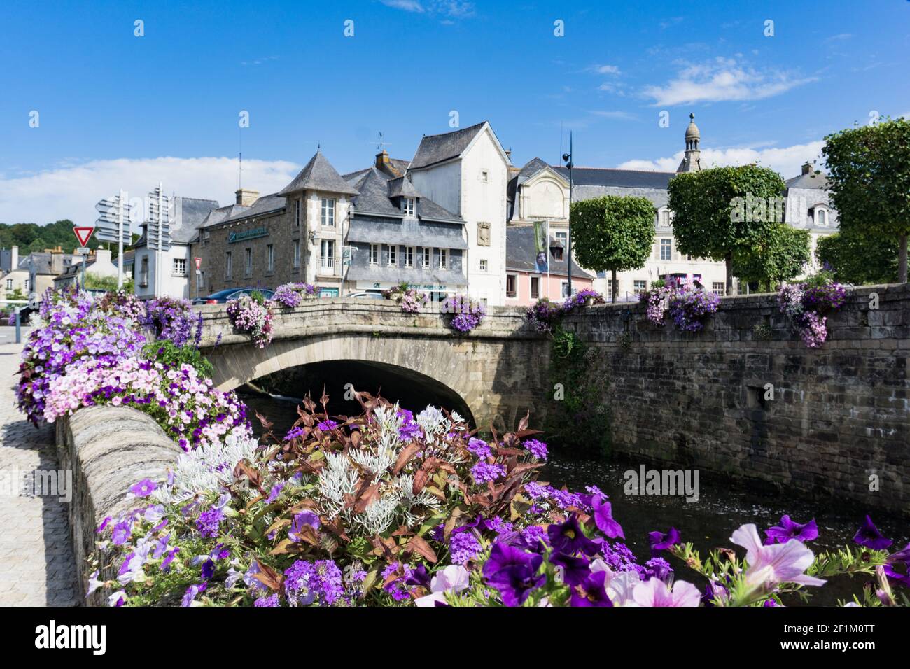 Petite ville pittoresque et idyllique de Quimperle, en Bretagne, au nord-ouest France avec la rivière Laita Banque D'Images