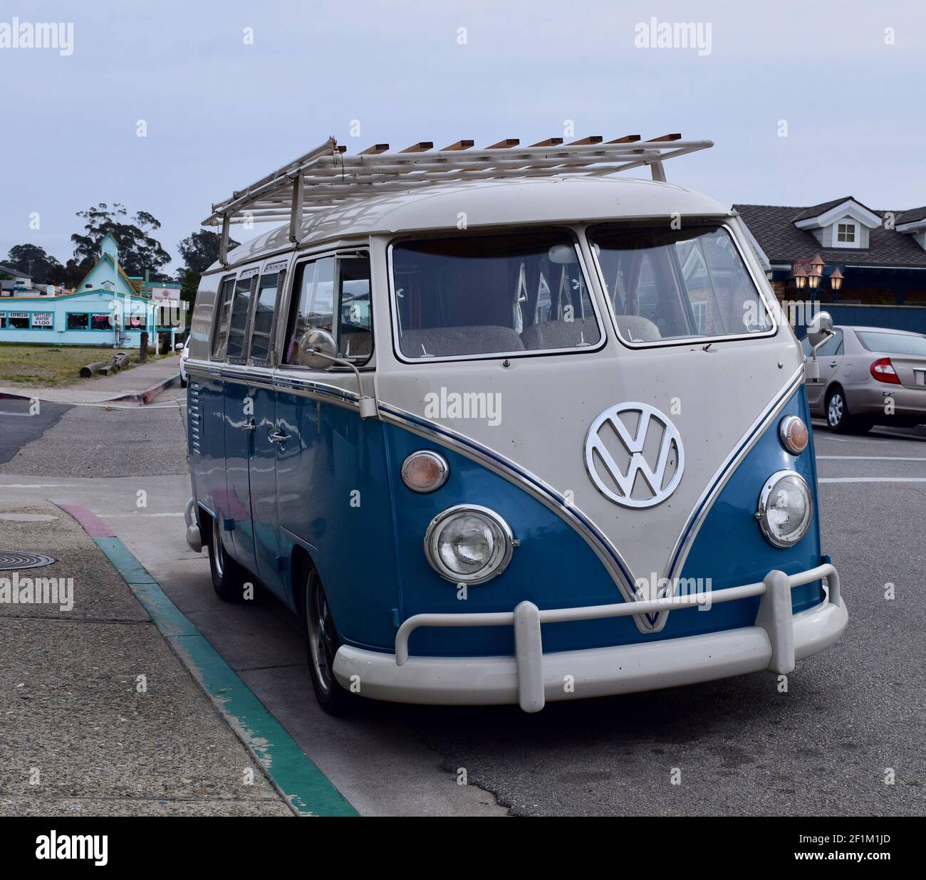 FRESNO, ÉTATS-UNIS - 02 mars 2021: Une photo de vue de face d'un beau bus / chariot VW bleu et blanc d'époque garés en ville à Morro Bay, en Californie. 2021 Banque D'Images