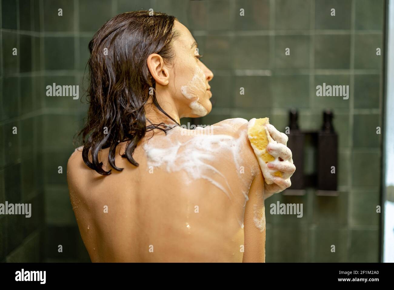 Femme sous la douche corps dos Banque de photographies et d'images à haute  résolution - Alamy