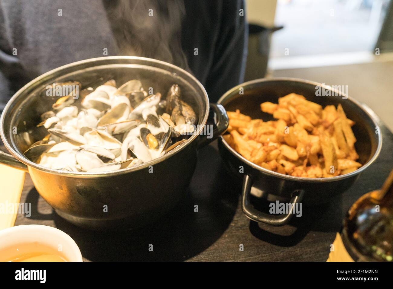 Délicieuses moules traditionnelles avec du fromage roquefort et des frites vue rapprochée Banque D'Images