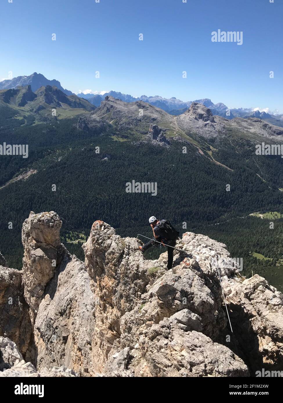 Sympathique alpiniste mâle et guide de montagne dans les Dolomites De l'Italie prendre des photos Banque D'Images