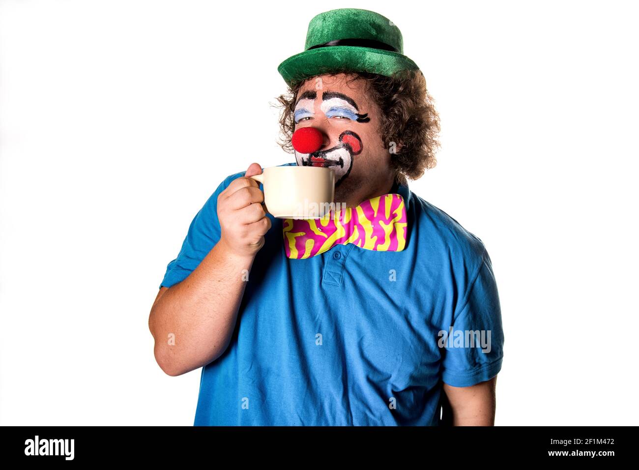 Vacances. Clown gras drôle. Arrière-plan blanc. Banque D'Images