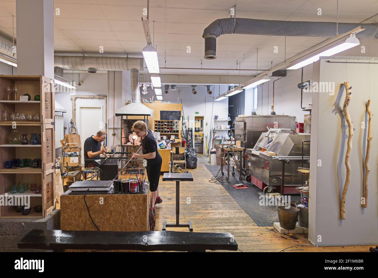 Personnes travaillant dans la fabrication du verre Banque D'Images