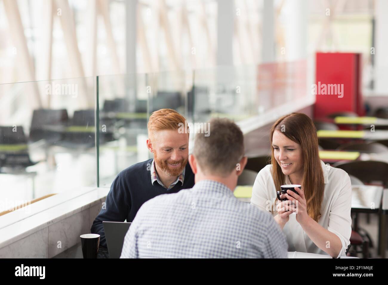 Collègues ayant une réunion à l'aéroport Banque D'Images