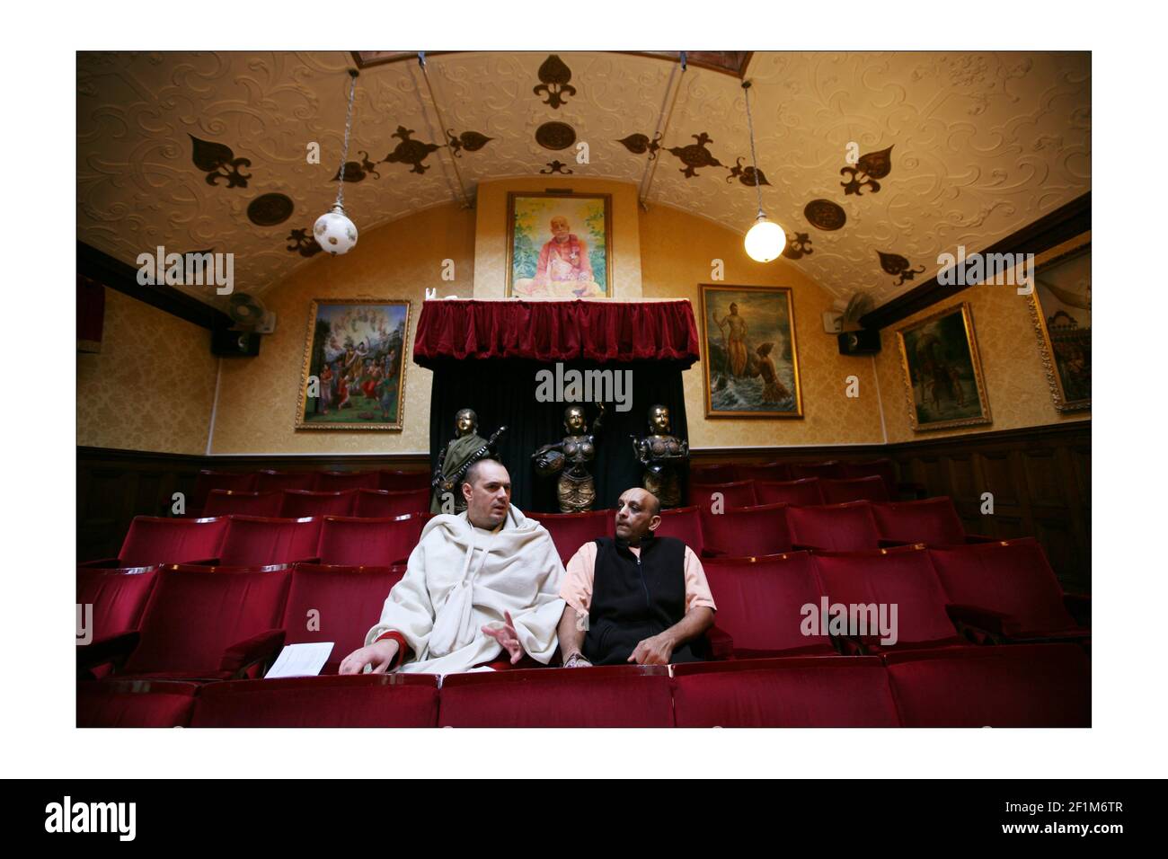 Aditi la vache, la R.S.P.C.A. l'ont donnée au temple Hare Krichna, Bhaktivedanta Manor, à Letchmore Heath, dans le nord de Londres. Radha Mohan Das et Dwarka Puri dans le Théâtre.photo de David Sandison l'indépendant Banque D'Images