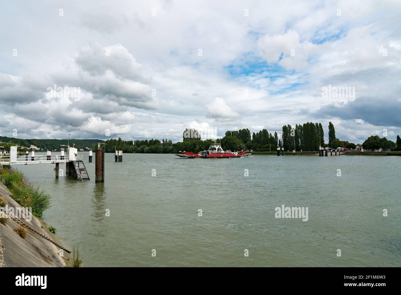 Ferry pour voitures et camions traversant la Seine à Duclair En haute-Normandie Banque D'Images