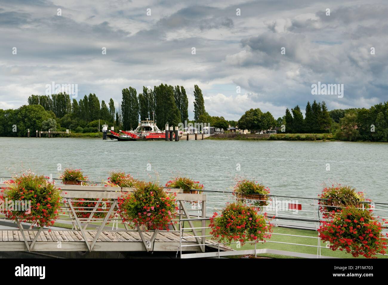 Ferry pour voitures et camions traversant la Seine à Duclair En haute-Normandie Banque D'Images