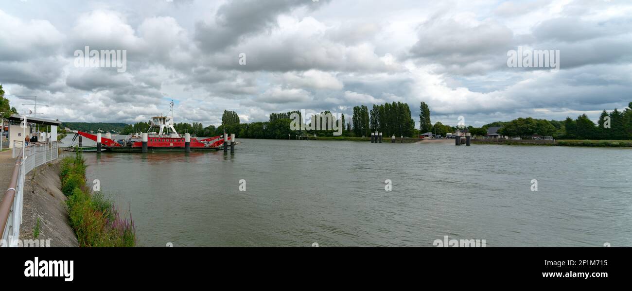 Ferry pour voitures et camions traversant la Seine à Duclair En haute-Normandie Banque D'Images