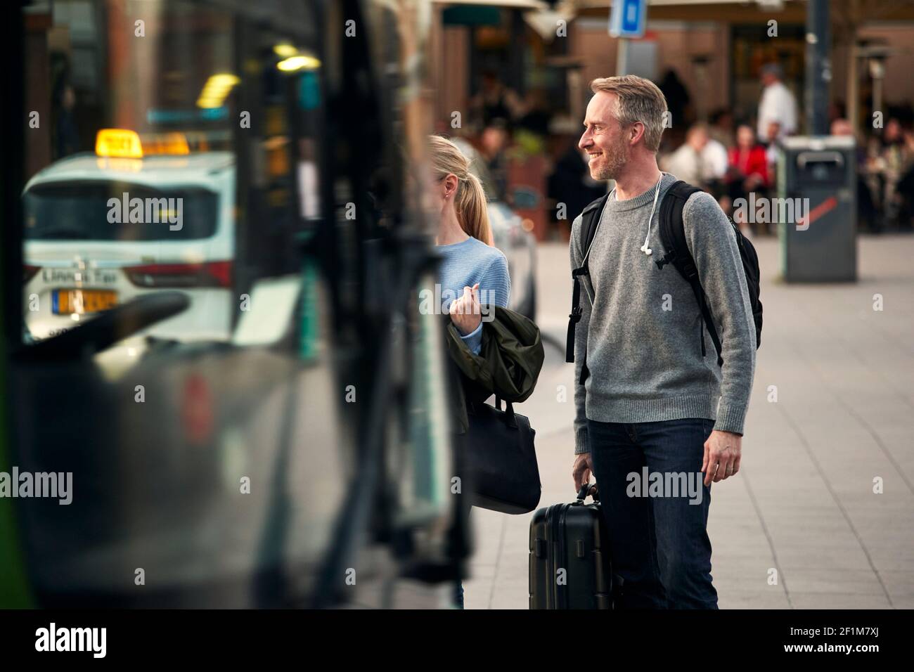 Homme souriant vu de derrière le bus Banque D'Images