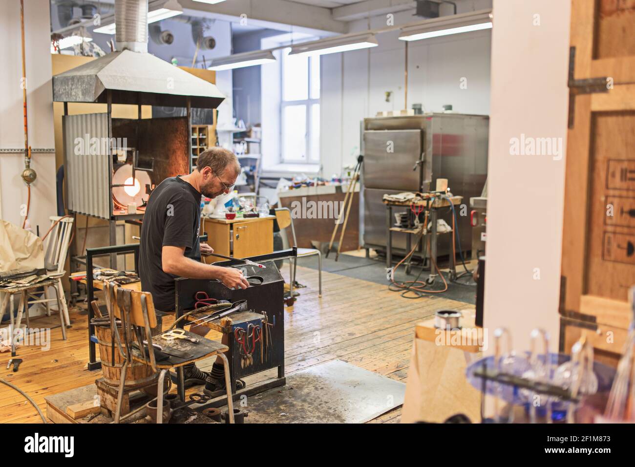 Homme travaillant dans la fabrication du verre Banque D'Images