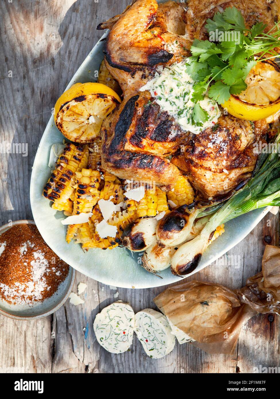 Légumes grillés et poulet sur assiette Banque D'Images