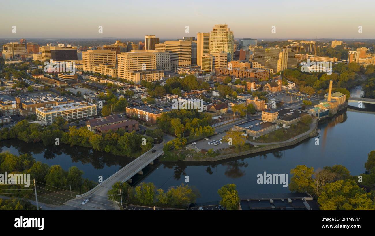 Le fleuve Delaware coule doucement par Wilmington à Dawn Banque D'Images