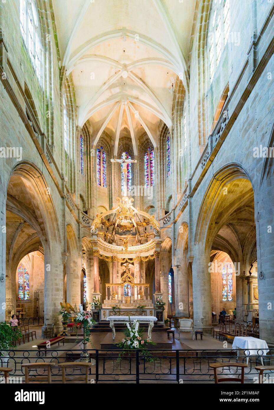 Vue sur l'autel de la basilique Saint-Sauveur église de Dinan en Bretagne Banque D'Images