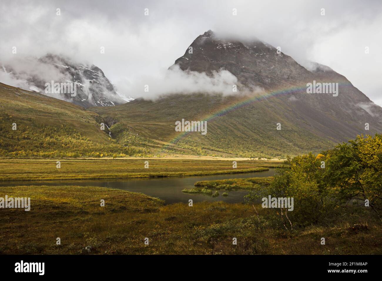 Arc-en-ciel sur la rivière en montagne Banque D'Images