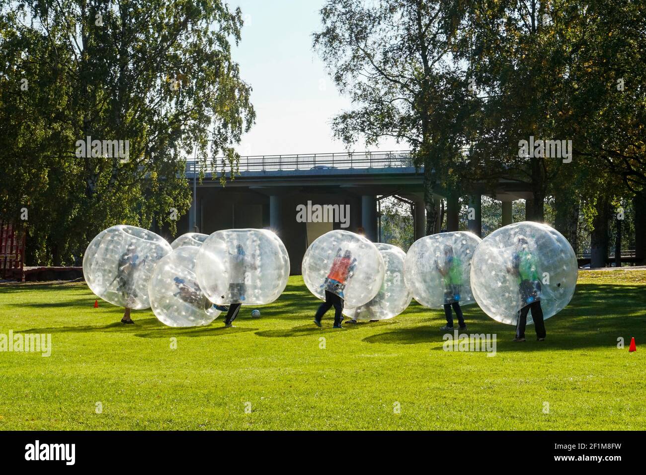 Tampere, Finlande, 12 septembre 2015 : bump de bulle. Jeu d'équipe extérieur. Amusement pour les adolescents, editoria Banque D'Images