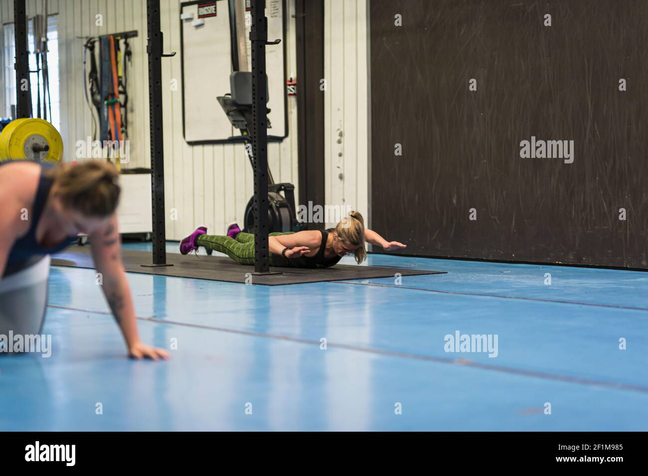 Woman in gym Banque D'Images