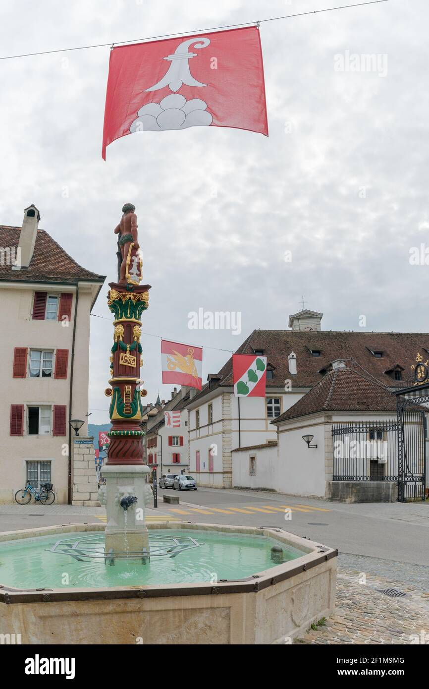 Vue sur la fontaine historique du sauvage ou la fontaine de Le Savage dans la ville suisse de Delemont Banque D'Images