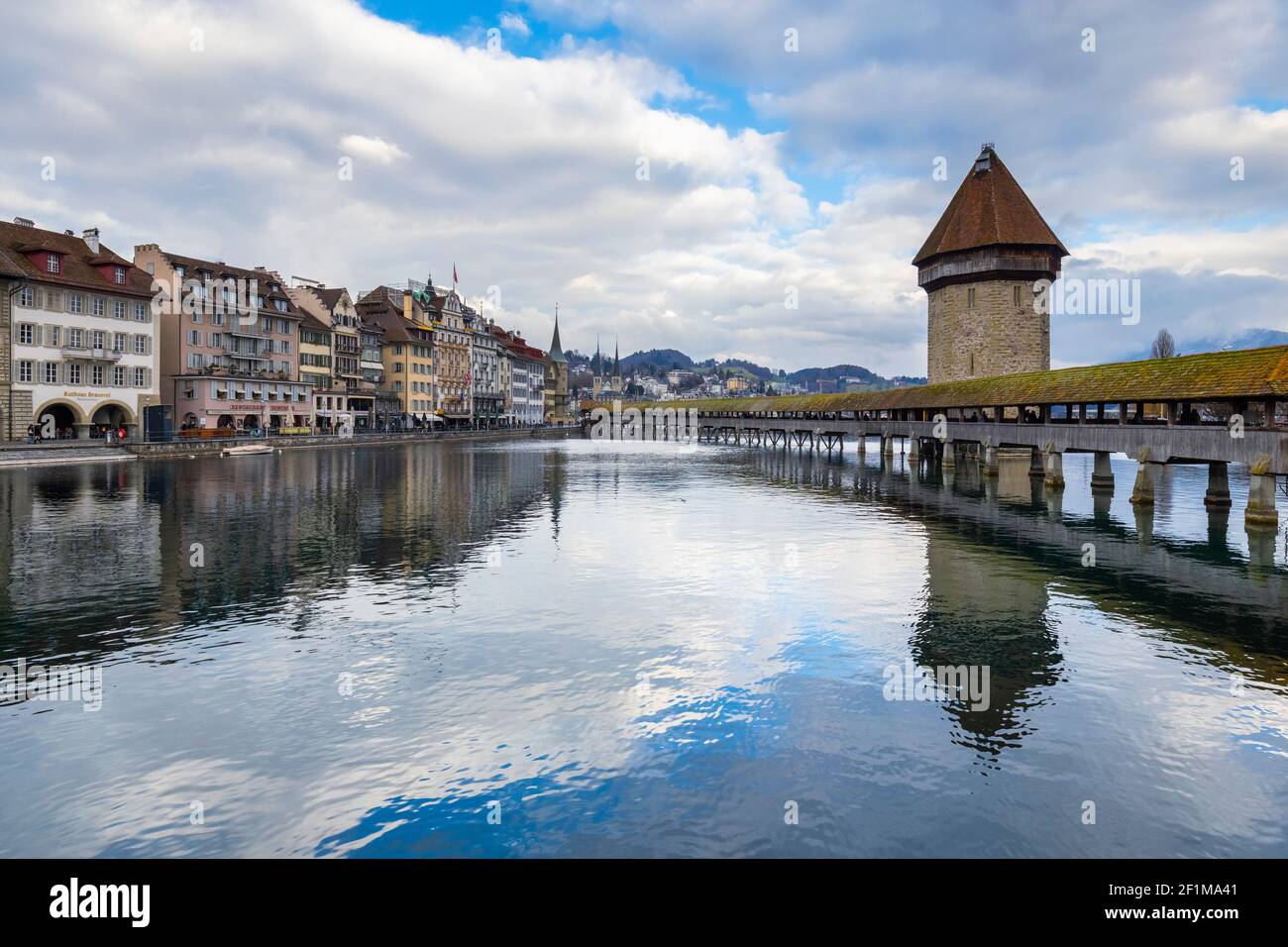 Vue sur le pont Kapellbrücke et le Wasserturm depuis le rathaussteg qui se reflète sur la rivière Reuss. Lucerne, canton de Lucerne, Suisse. Banque D'Images