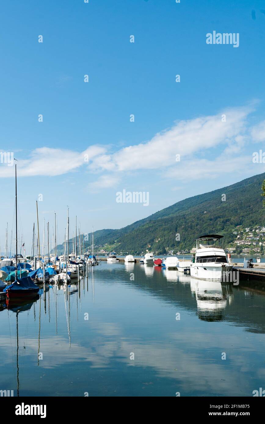Vue sur le port sur le lac de Bienne en Suisse Photo Stock - Alamy