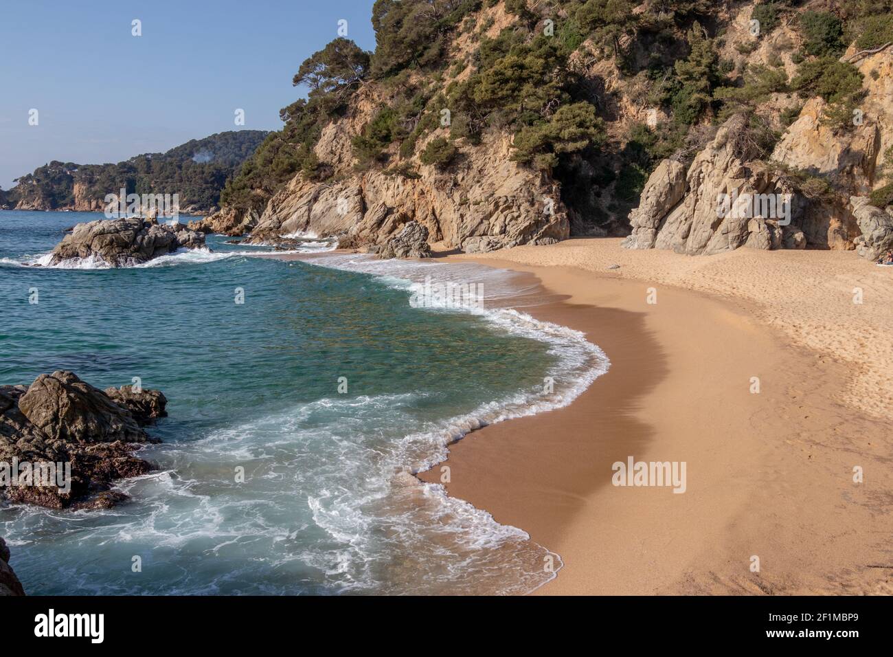 Gérone, Espagne. 9 mars 2021. Videz la plage de sa Boadella lors d'un mardi ensoleillé de mars au moment de l'enfermement. Credit: Dino Geromella / Alamy Live News Banque D'Images