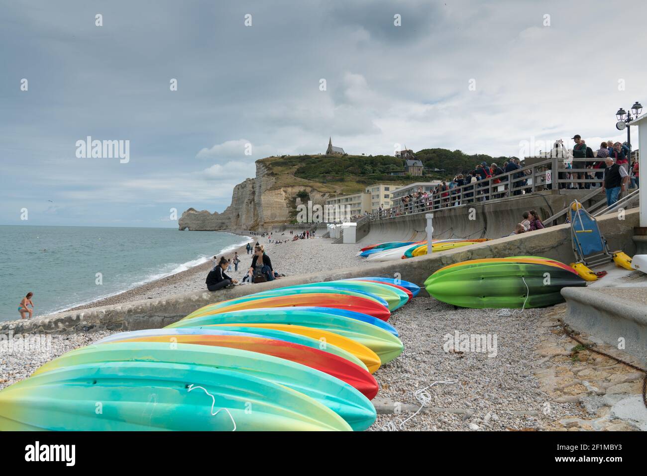 De nombreux touristes apprécient une journée sur les plages rocheuses de Etretat sur la côte normande Banque D'Images