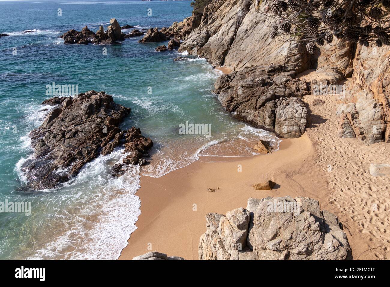 Gérone, Espagne. 9 mars 2021. Videz la plage de sa Boadella lors d'un mardi ensoleillé de mars au moment de l'enfermement Banque D'Images