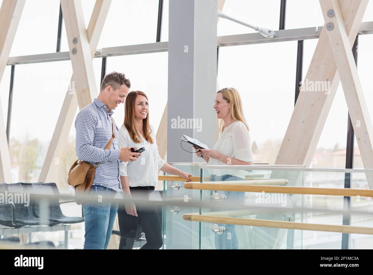 Collègues parlant ensemble à l'aéroport Banque D'Images