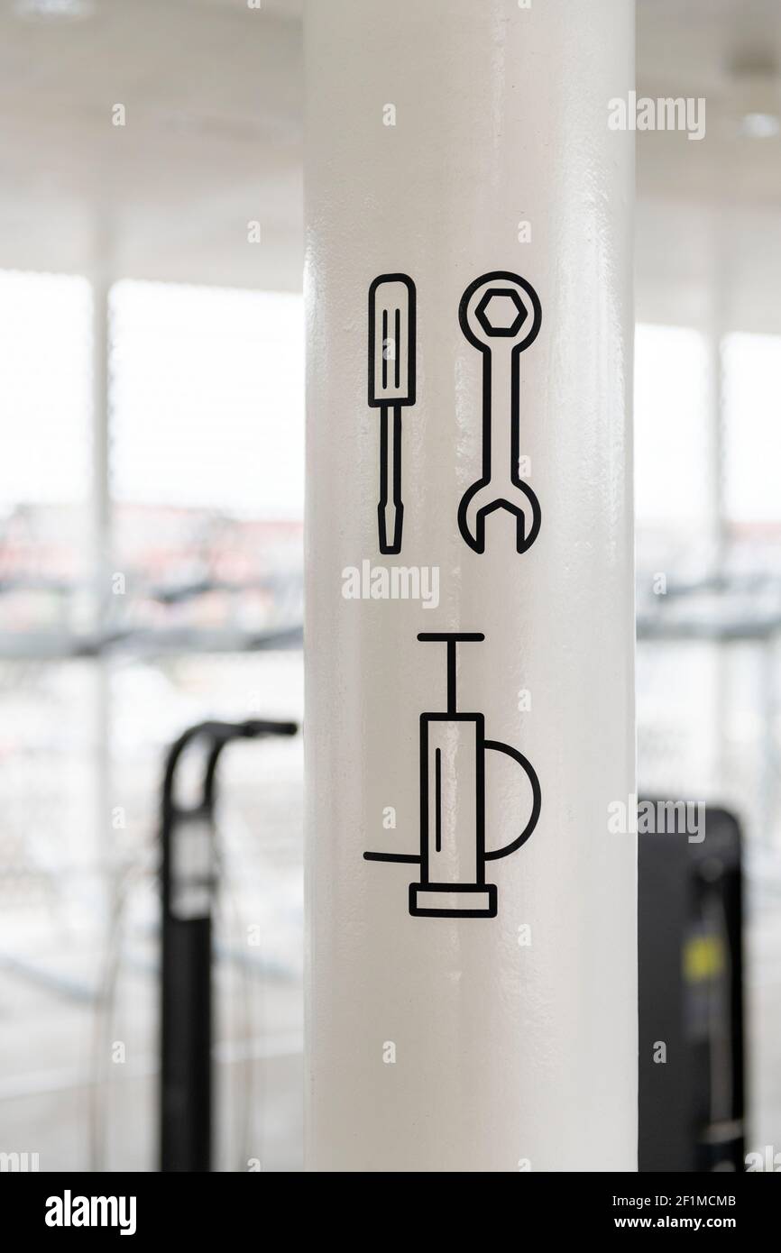 Outils peints sur la colonne Banque D'Images