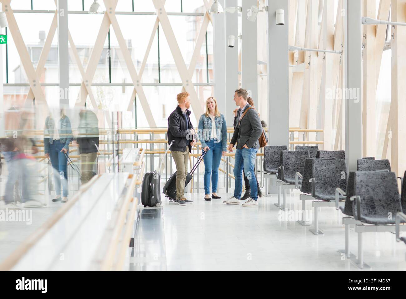 Des amis qui parlent ensemble à l'aéroport Banque D'Images