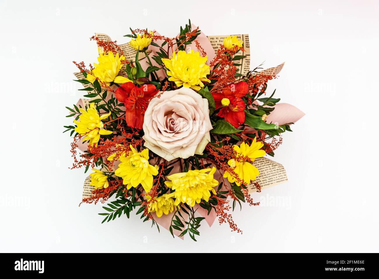 Arrangement floral, chrysanthème jaune et rose rose dans le bouquet de fleurs sur fond blanc Banque D'Images