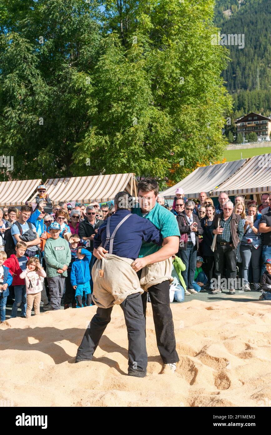 Deux hommes dans le ring lors d'un match de lutte suisse Banque D'Images