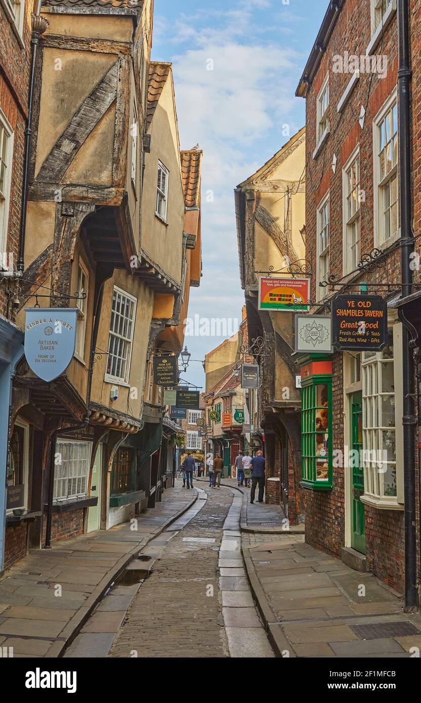 Les Shambles, l'une des plus anciennes rues du coeur historique de York, dans le Yorkshire, le nord de l'Angleterre, la Grande-Bretagne. Banque D'Images