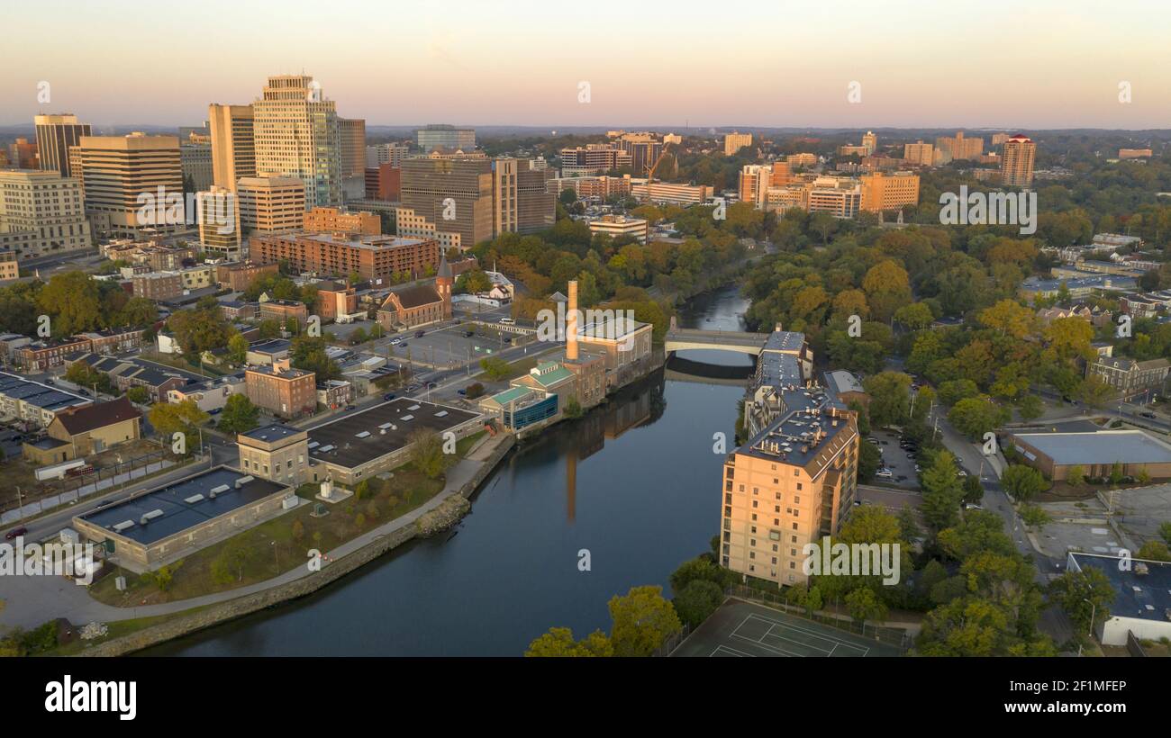 Le fleuve Delaware coule doucement par Wilmington à Dawn Banque D'Images