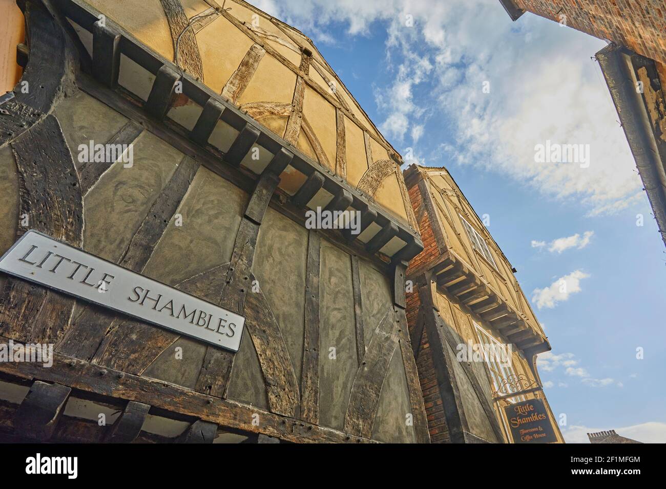 Les Shambles, l'une des plus anciennes rues du coeur historique de York, dans le Yorkshire, le nord de l'Angleterre, la Grande-Bretagne. Banque D'Images