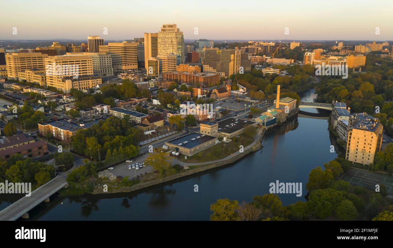 Le fleuve Delaware coule doucement par Wilmington à Dawn Banque D'Images