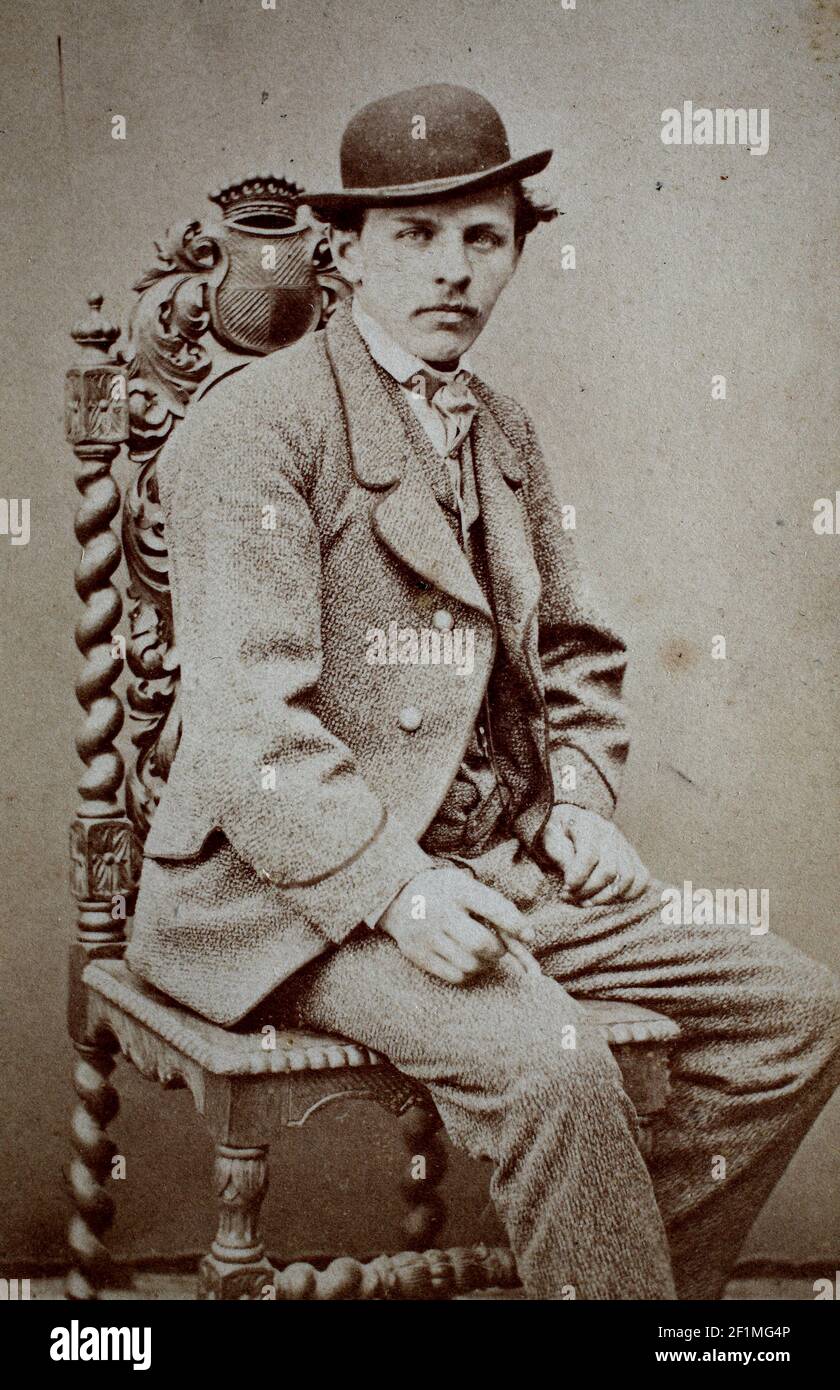 Photo d'un homme avec costume et chapeau melon, assis sur une chaise, carte  de Visite, 1890 / Foto eines Mann mit Anzug und Melone, sitzt auf einem  Stuhl, carte de Visite, 1890,