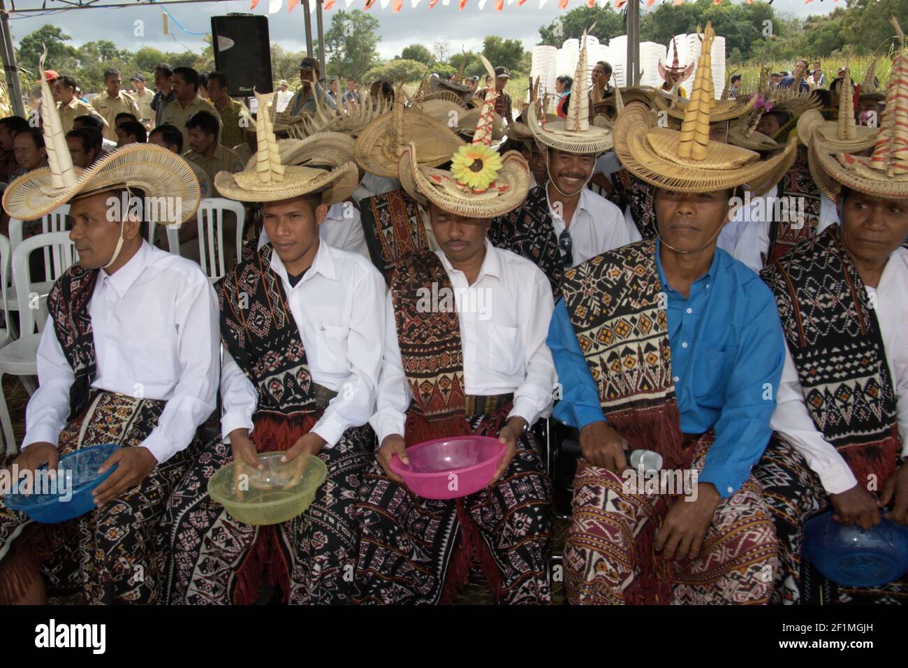 Rote Island, Indonésie. 16 juillet 2009. Des hommes portant la tenue traditionnelle de l'île de Rote participant à un événement cérémonial pour libérer les tortues endémiques à col serpent de l'île de Rote (Chelodina mccordi) dans son habitat convenable au lac Peto, village de Maubesi, Rote Ndao regency, East Nusa Tenggara, Indonésie. Banque D'Images