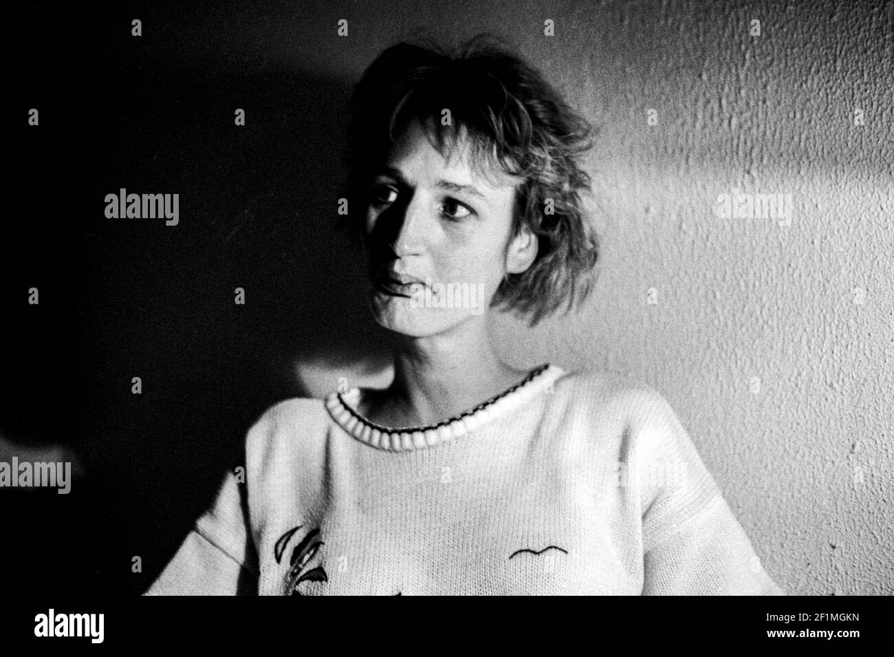 Tilburg, pays-Bas. Portrait en noir et blanc d'une jeune femme en studio avec une seule lumière de la gauche. Tourné sur un film noir et blanc analogique en 1992. Banque D'Images