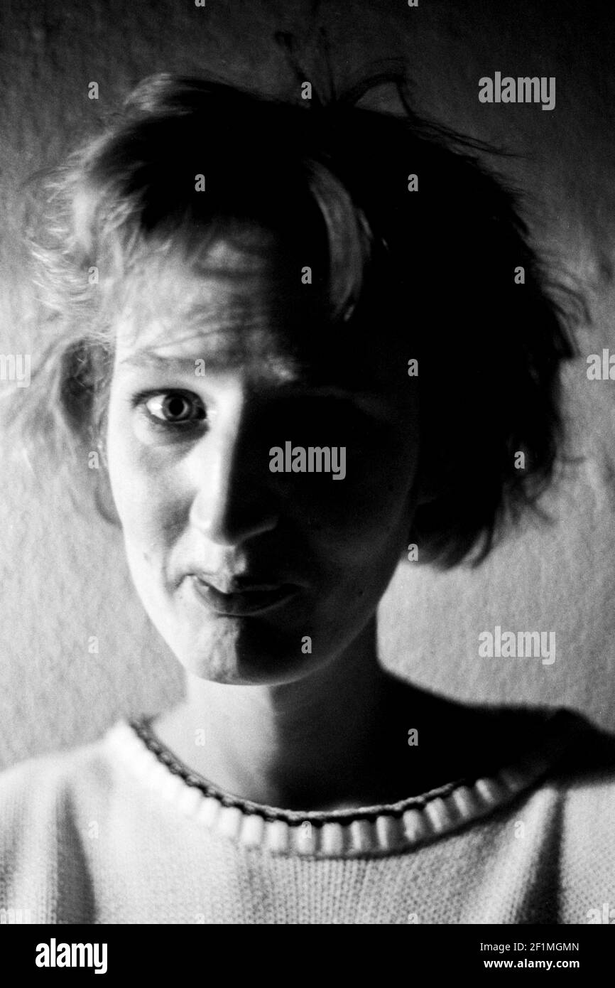 Tilburg, pays-Bas. Portrait en noir et blanc d'une jeune femme en studio avec une seule lumière de la gauche. Tourné sur un film noir et blanc analogique en 1992. Banque D'Images