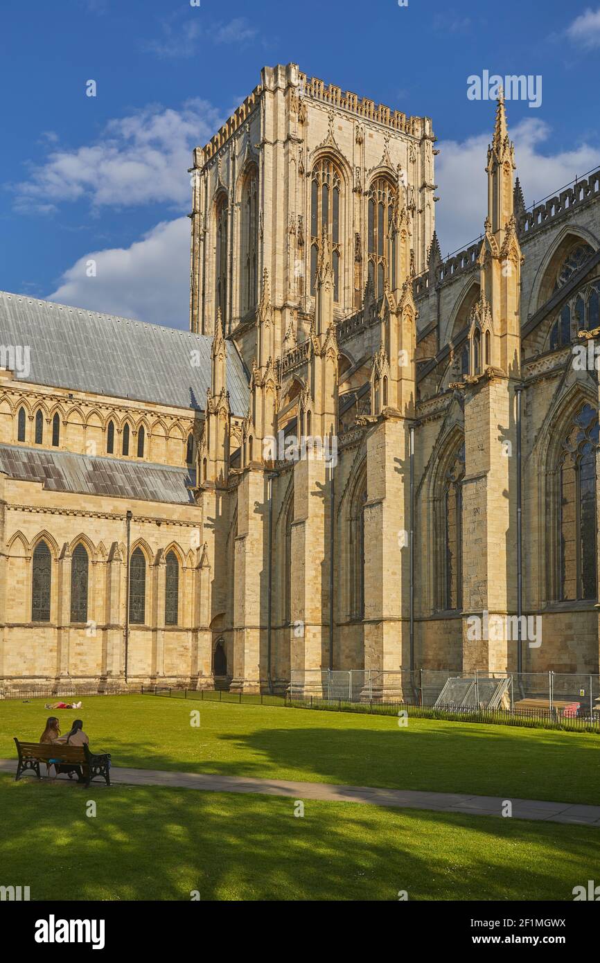 Une vue sur York Minster, la cathédrale dans le coeur historique de la ville de York, le nord de l'Angleterre, la Grande-Bretagne. Banque D'Images