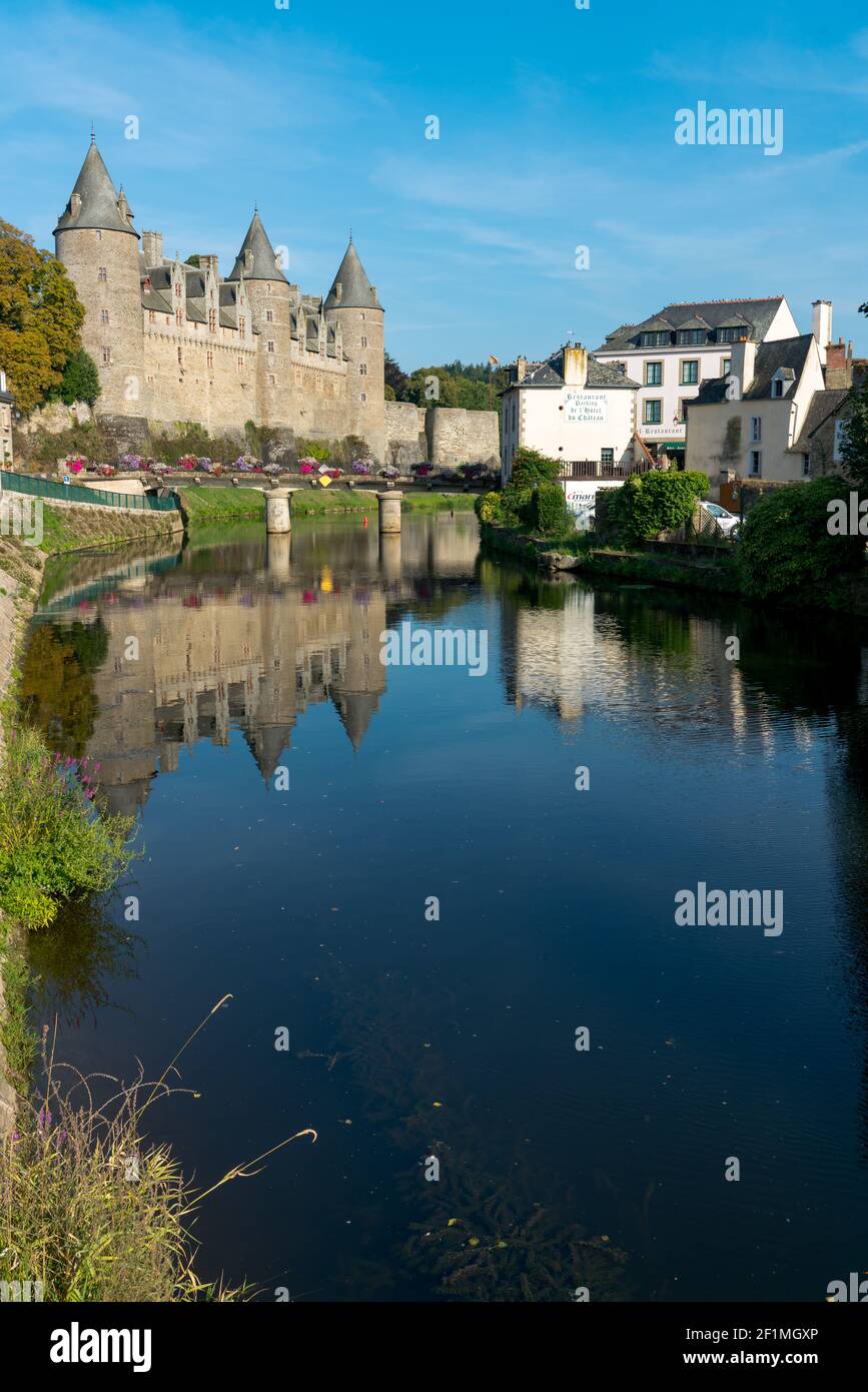 Le canal de la rivière Oust et le château du château de Josselin en Bretagne Banque D'Images