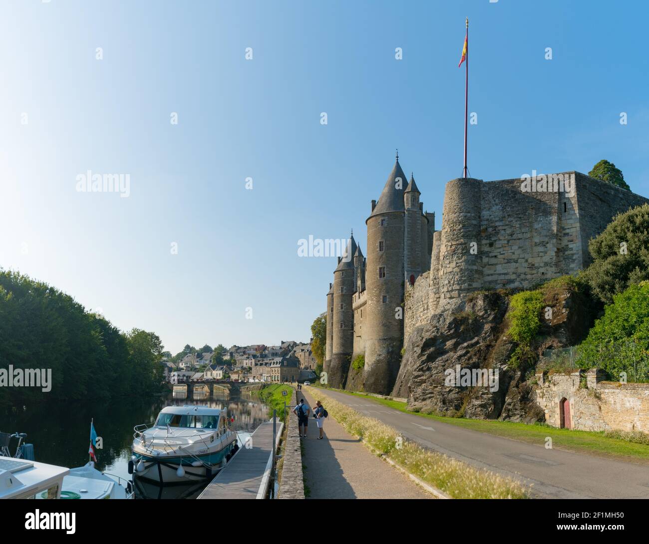 Le canal de la rivière Oust et les bateaux à moteur et le château de Château Josselin Banque D'Images