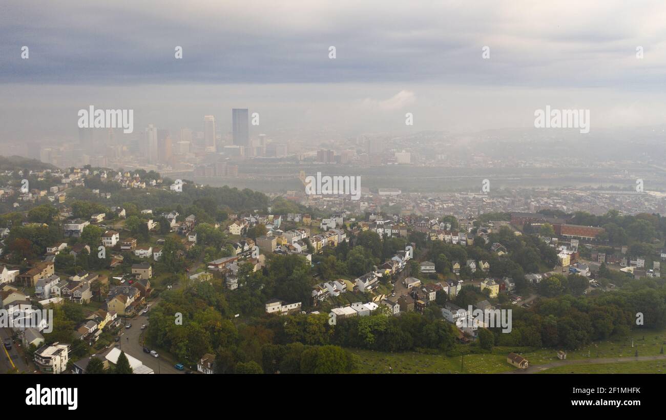 Vue aérienne Foggy Sky sur le centre-ville de Pittsburgh, Pennsylvanie, États-Unis Banque D'Images