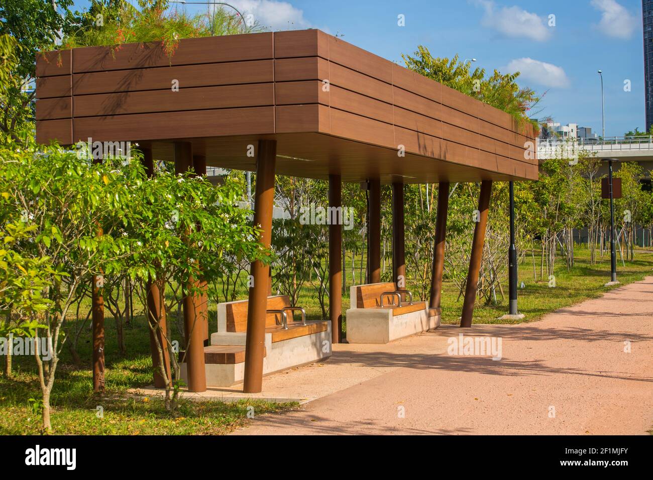 Conception d'un abri avec bancs dans le parc. Singapour. Banque D'Images