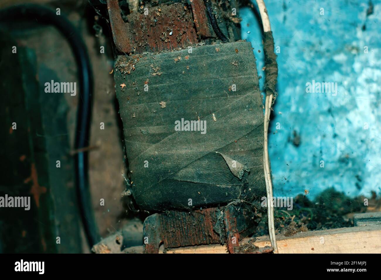 ancien transformateur dans un hangar Banque D'Images