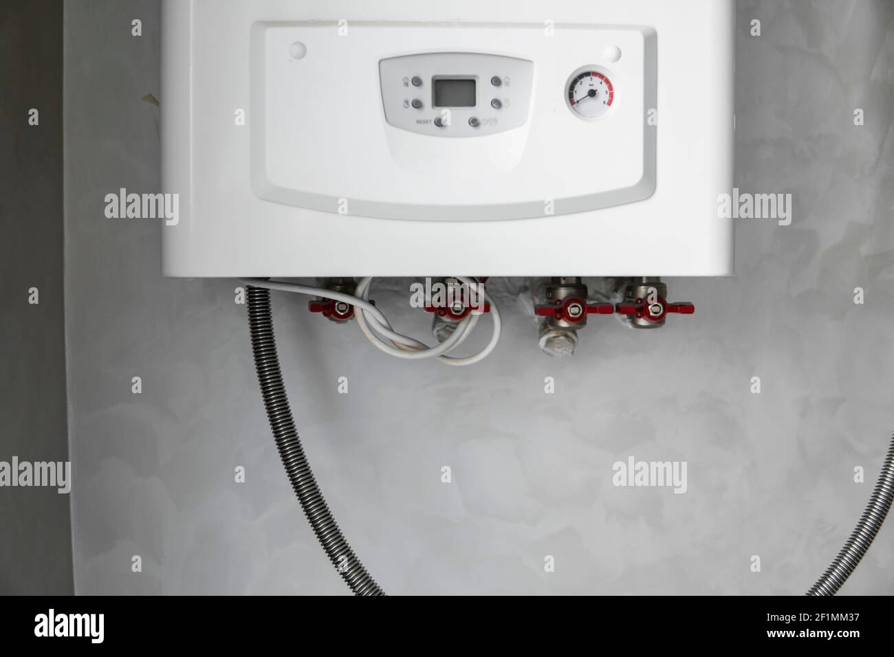Chaudière à gaz blanche moderne montée sur un mur gris dans une cuisine.  Chauffe-eau. Chauffage de l'eau, écologie Photo Stock - Alamy