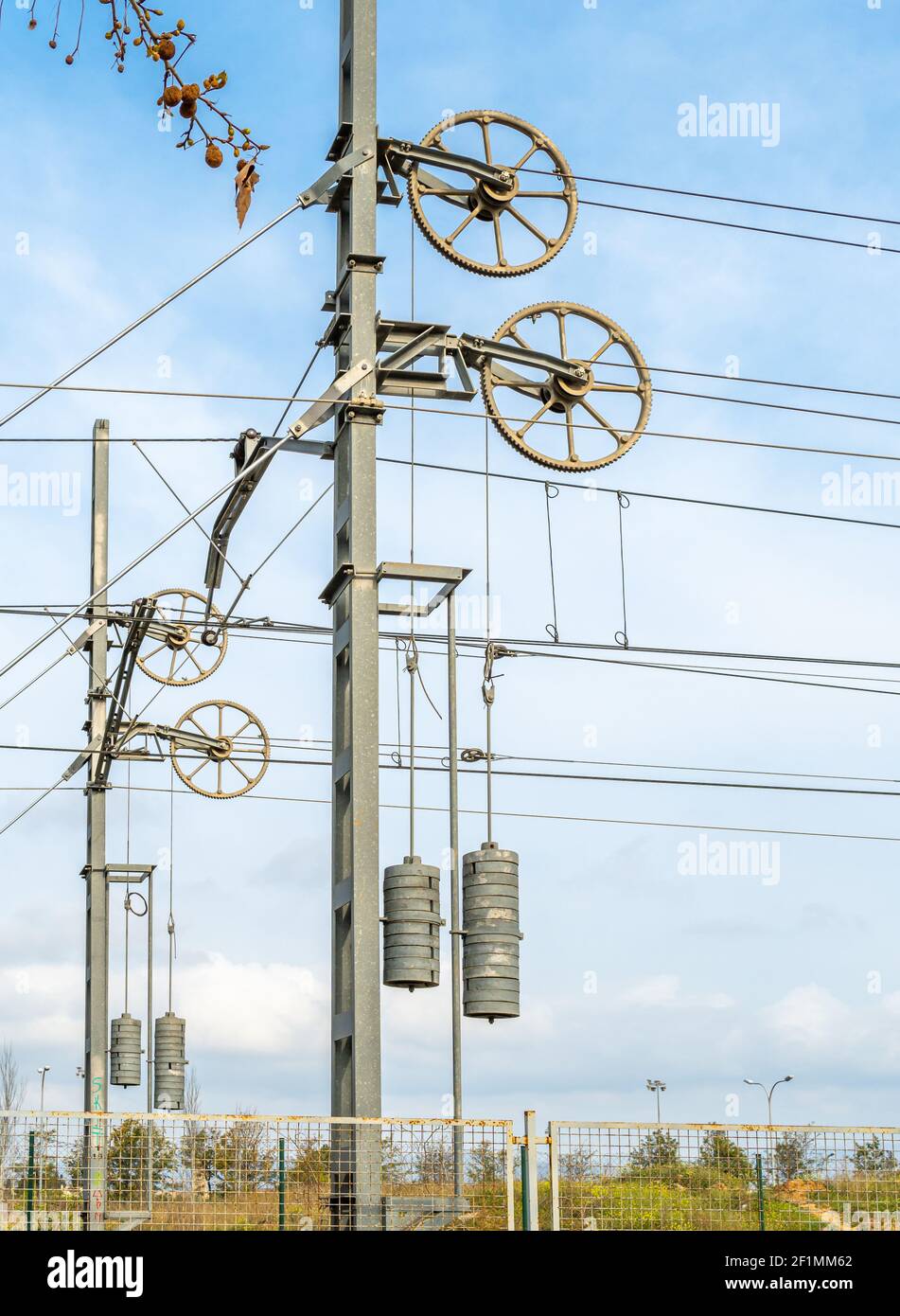 Installation électrique d'une voie ferrée par jour nuageux Banque D'Images